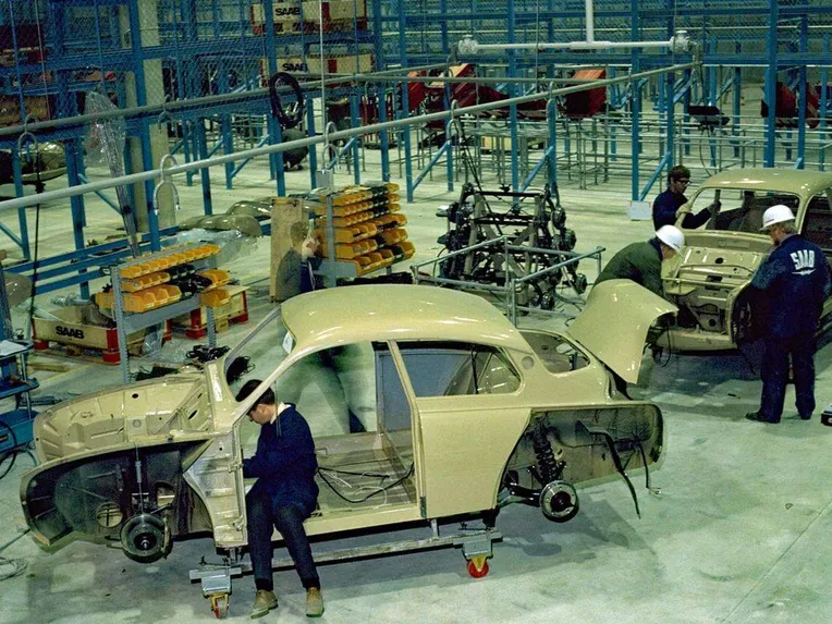 Saab 96 kokoonpanolinjalla. Saabien kokoonpano käynnistyi vielä keskeneräisissä tiloissa.