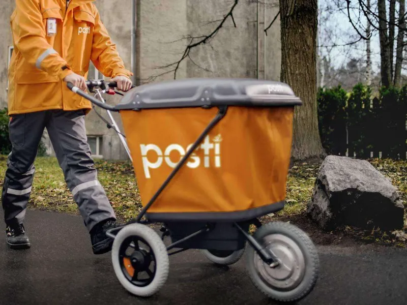 Postilla on ollut jakeluhäiriöitä ympäri Suomea. Yritys on myöntänyt vähentä- neensä työntekijöitä jopa liian rankasti. Se on vaikuttanut postinjakelun luotettavuuteen.