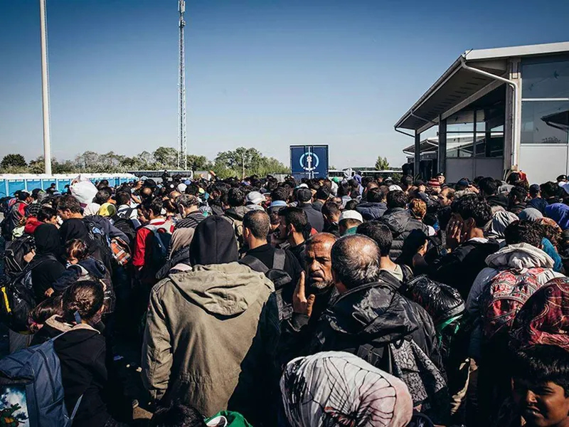Turvapaikanhakijat jonottavat linja-autokuljetusta Wieniin Nickelsdorfin raja-asemalla 12. syyskuuta.