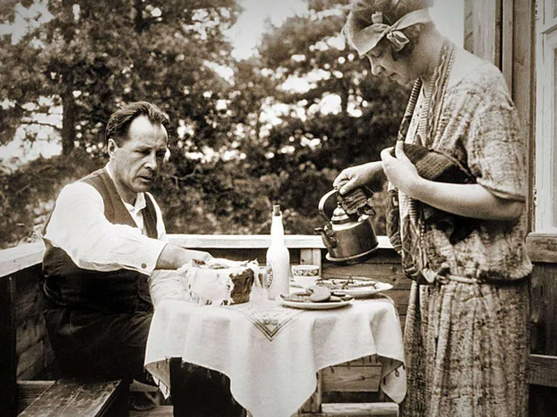 Leevi ja L. Onerva Madetoja kahvilla kesähuvilansa terassilla 1910-luvulla.