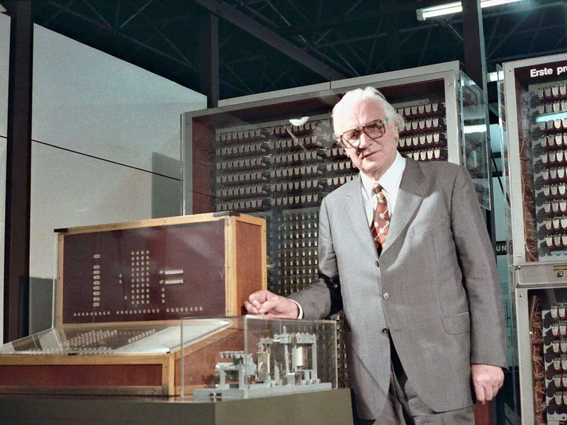 Konrad Zusen arvo on täysin ymmärretty vasta hänen kuolemansa jälkeen. Kuvassa keksijä ja Z3-tietokone.