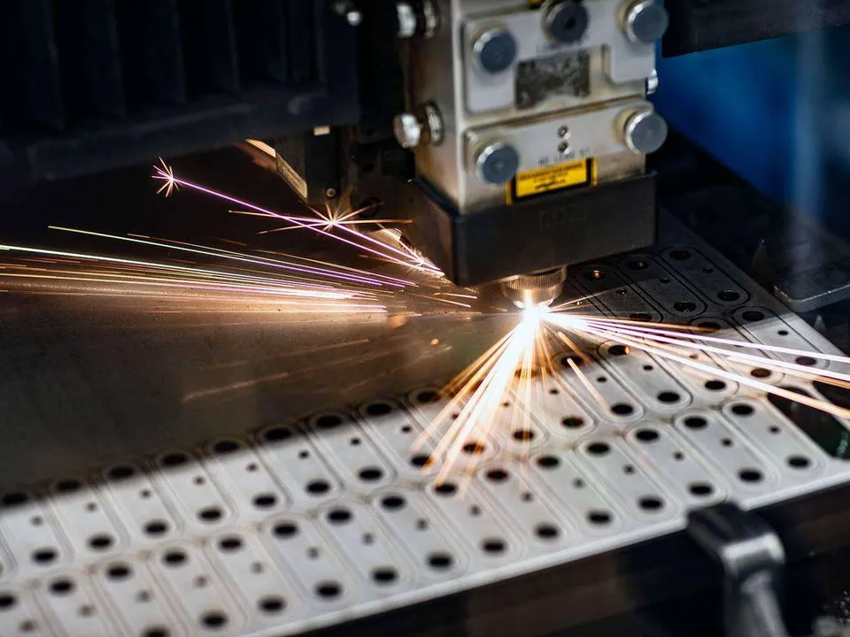 Prima Powerin toimittama Platino-laser työssään. Automaattisella levyn- ja kappaleenvaihdolla varustettujen lasertyöstökoneiden avulla tuotanto kasvaa viidenneksen.