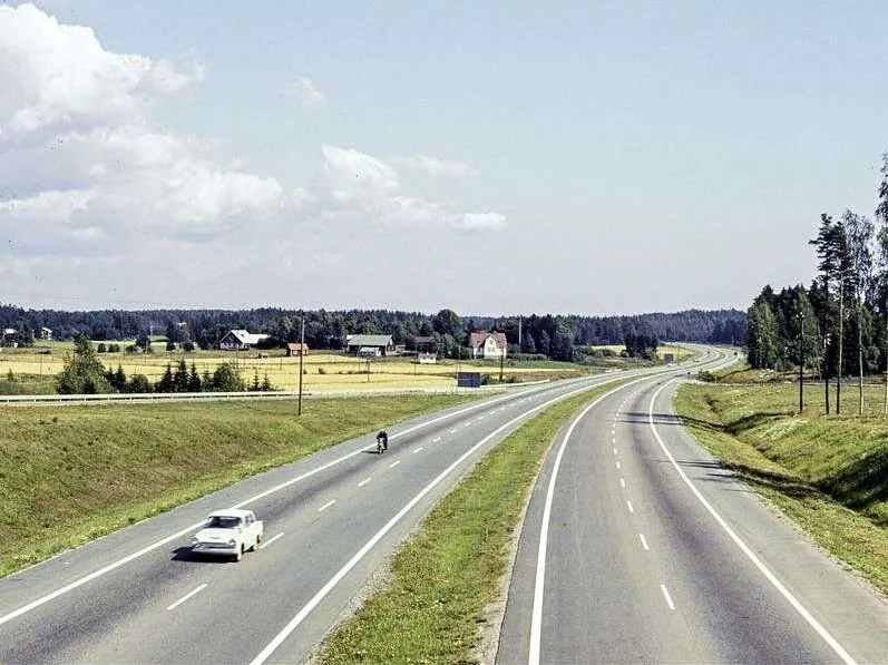 Suomen ensimmäiseltä moottoritieltä puuttuivat muun muassa kaiteet ja valaistus.
