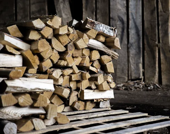 Polttopuukauppa on Suomessa hajautunut lukuisten pienten toimijoiden käsiin.