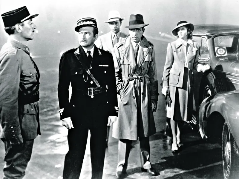 Humphrey Bogartin esittämä Rick Blaine suojautuu poplariin Casablanca-elokuvassa vuonna 1943.