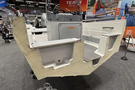 Niiden sandwich-rakenne on täytetty polyuretaanivaahdolla joka ei ime vettä.  Valmistajan mukaan vene on käytännössä uppoamaton. Terhit valmistetaan Rymättylässä.