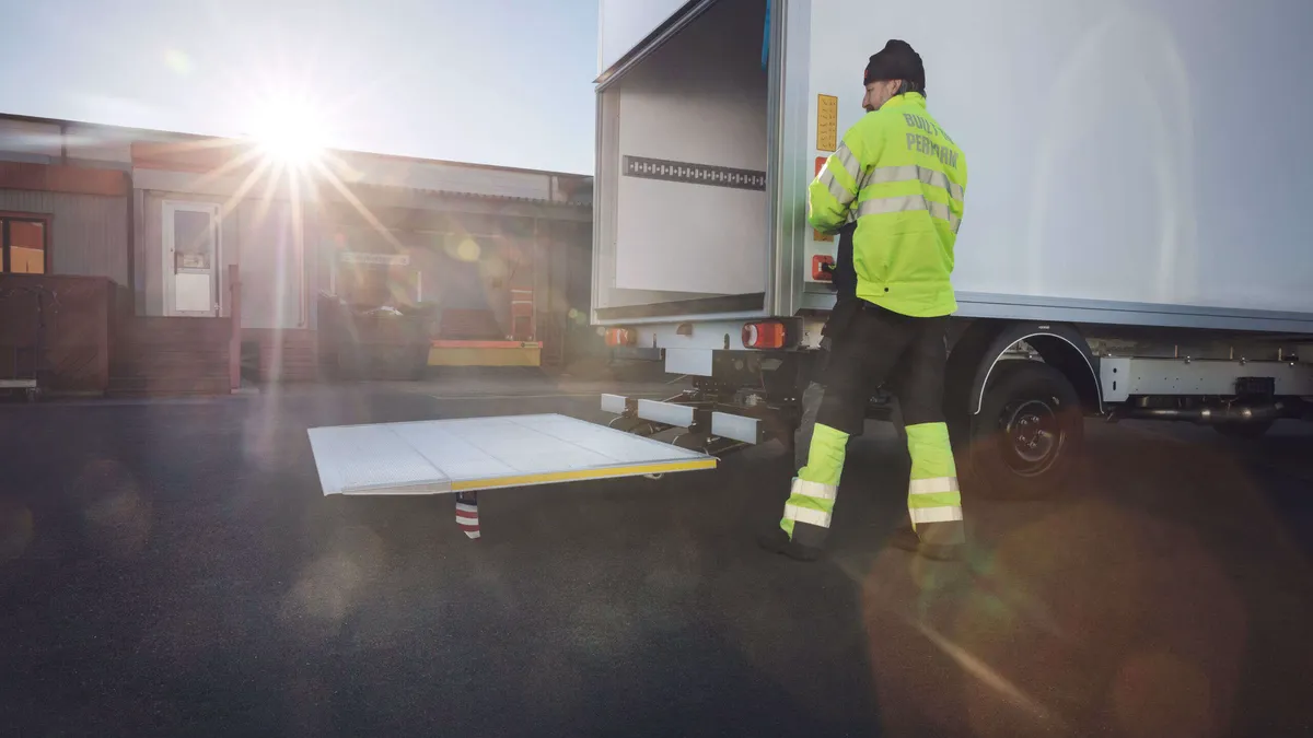 Hiab ostaa kanadalaisen jäteautovalmistajan lähes 900 miljoonalla eurolla