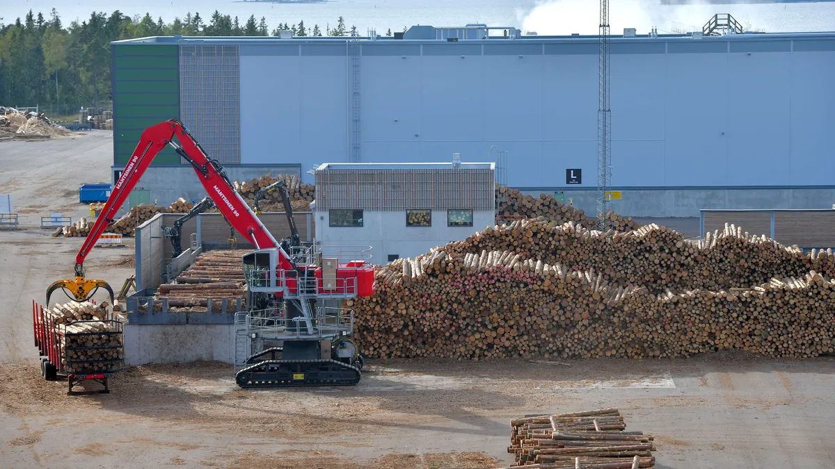 Metsä Group leikkaa 520 vakituista työtehtävää, irtisanoo enintään 440