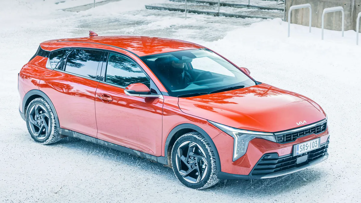 Kia yllättää: Tämä näyttävä uutuusauto kulkee pelkällä bensalla