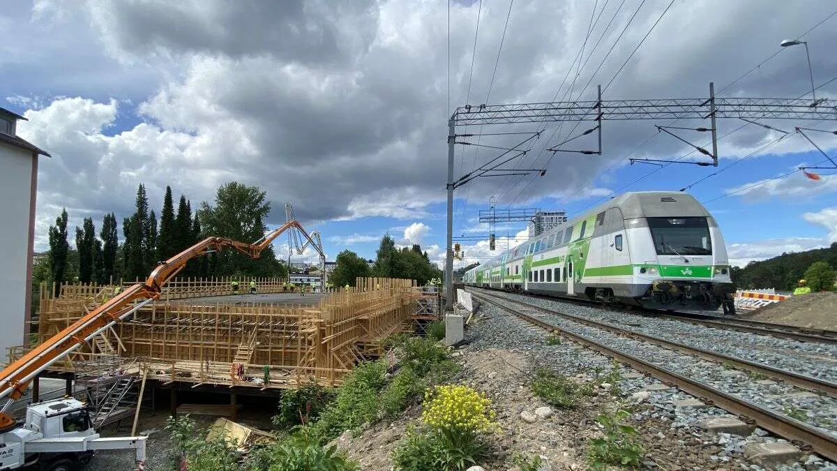 Uunituoreen 3500-tonnisen junasillan rakenne Suomessa paljastui ...