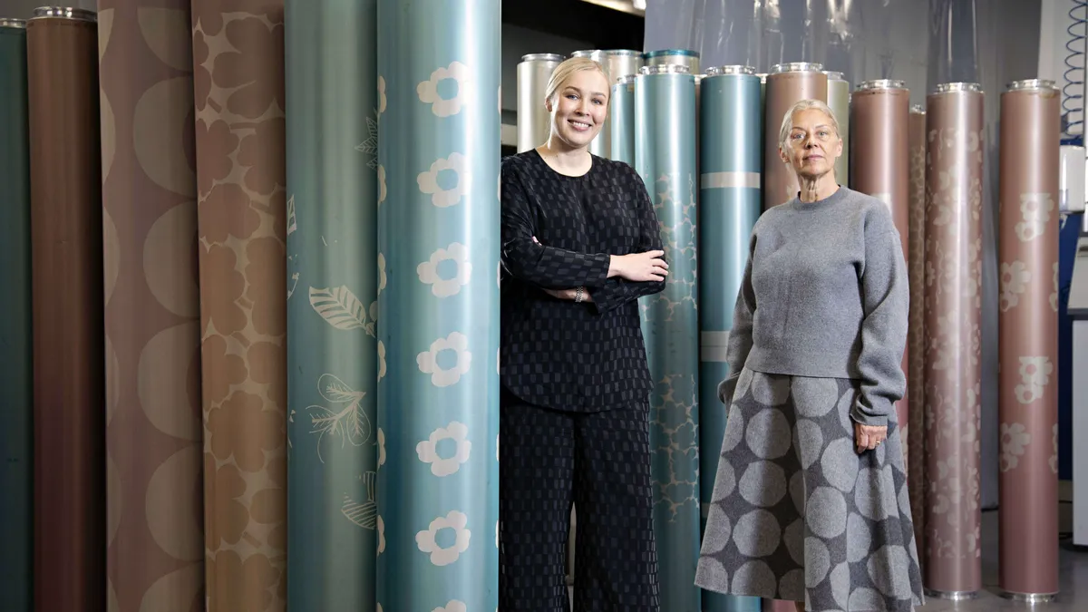 Marimekon visiona on olla maailman kiehtovin lifestyle-brändi. Toimitusjohtaja Tiina Alahuhta-Kasko (vasemmalla) ja taiteellinen johtaja Rebekka Bay esittelivät viime viikolla yhtiön uusia tavoitteita.