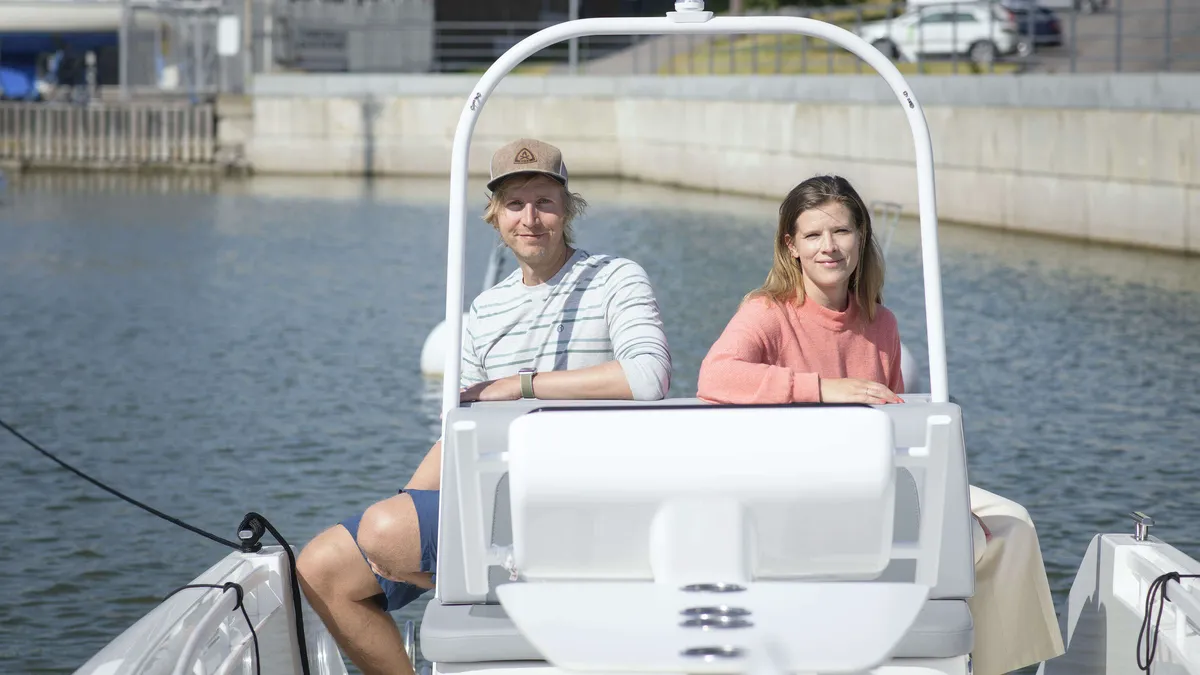 ­Anna-Leena ja ­Kristian Raij vievät ­Skipperin ­yhteisvenepalvelua ­nopeasti ­ulkomaille. ­Uusimpia ­maita ovat ­Kanada ja ­Uusi-Seelanti. ”On ­ollut hieno onnistuminen saada tällainen ­fyysinen ­palvelu käyntiin etäpala­ve­reilla”, ­Anna-Leena Raij ­sanoo.