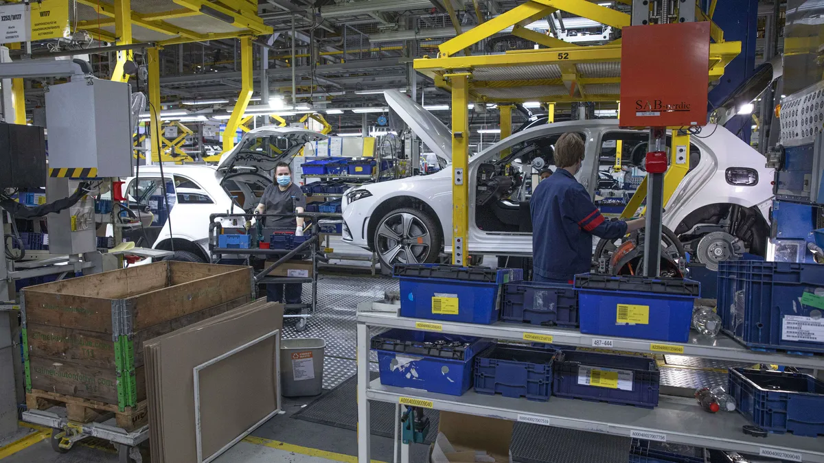 Uudenkaupungin autotehdas ei kesällä saanut valmistaakseen Mercedeksen GLC-hybridimallin uutta versiota. Akkutehtaat yhtiöllä ovat täyskäytössä ja asiakkuuksia on laajempi määrä.