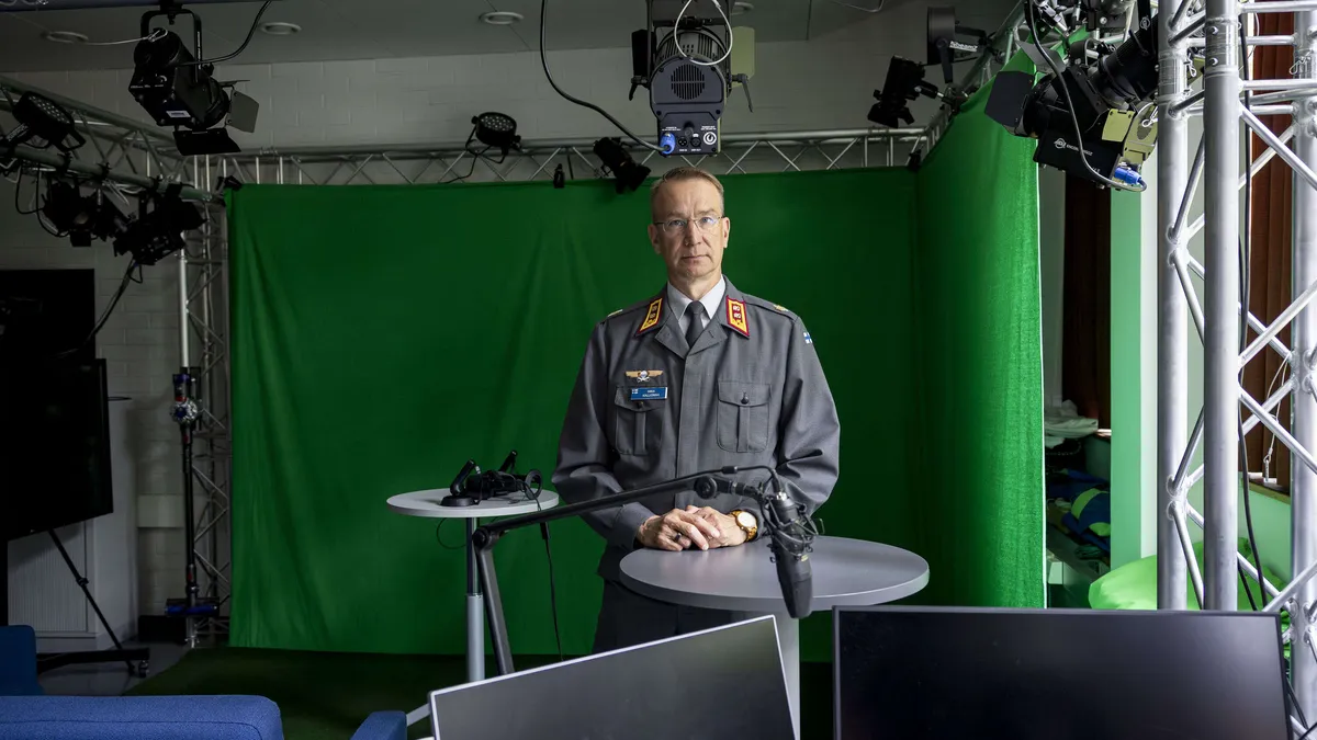 Mika Kalliomaan johtama MPKK grillaa asiantuntijoitaan valmiiksi mediaesiintymisiä varten.