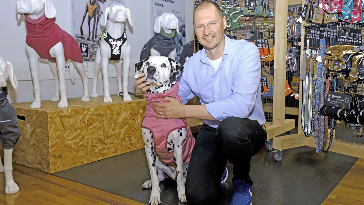 Koiran vaatetustarve vaihtelee roduittain, kertoo Best Friend Groupin toimitusjohtaja Mika Holappa. Kuvassa mallina Tarmo.