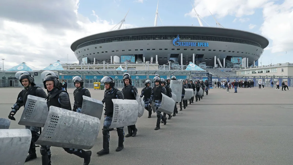 Mellakkapoliisit harjoittelivat Pietarissa vuonna 2021. Jalkapallon Mestarien  liigan finaali siirrettiin sodan takia  Pietarista Pariisiin. Stadionia sponsoroiva kaasuyhtiö Gazprom on Fortumin kumppani TGC-1 yrityksessä.