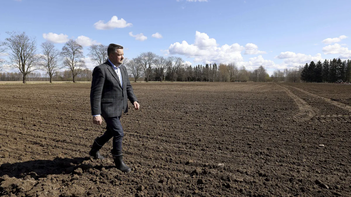 Kotimaiset kasviproteiinit ovat Apetitin kasvuala.Toimitusjohtaja Esa Mäki  kävelee koetilalla Säkylässä pellolla, jonne kylvetään  porkkanaa.