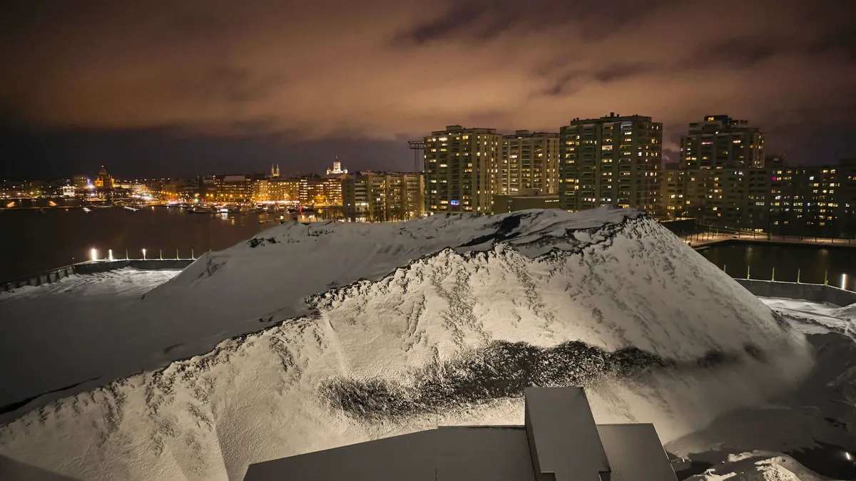 Helsinkiläisiä hiilivoimasta muistuttaa Hanasaaren musta hiilikasa, joka sai tammikuussa lumipeitteen.