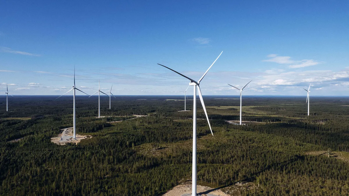 Ilmattaren Piiparinmäen ­tuulipuisto on 41 turbiinillaan Suomen suurimpia. Voimaloiden napakorkeus on 155 metriä.
