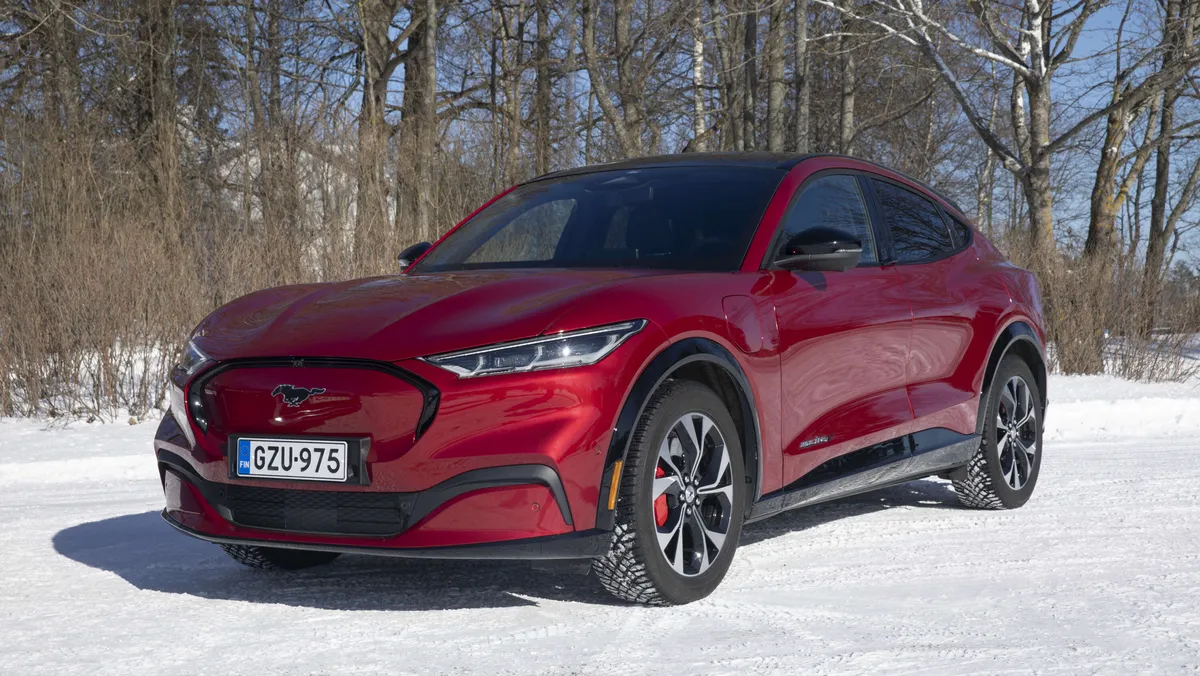 Fordilla ennenkuulumaton vallanvaihto: Sähköauto pesi ensi kertaa ...