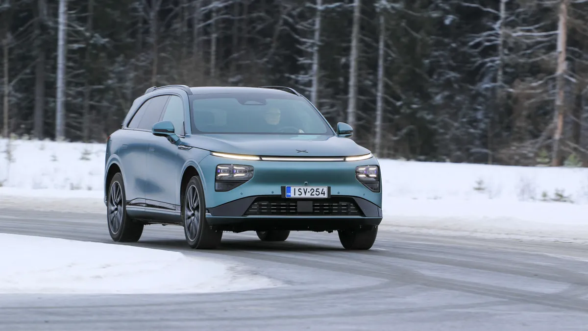 Iso kiinalaismaasturi loistaa laturilla, mutta luistelee risteyksissä