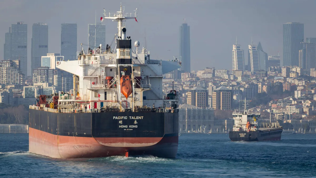 Wall Street nousuputkessa, öljyn hinta laskenut – Sijoittajien katse tiukasti geopolitiikassa