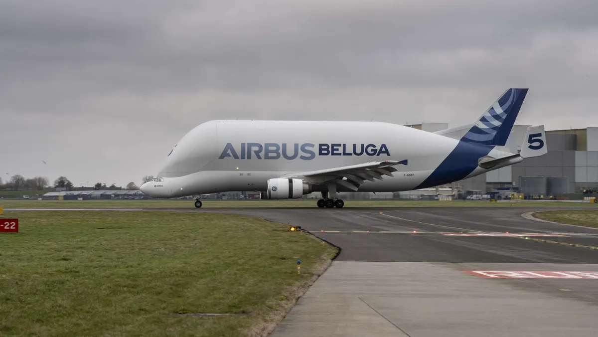 Omituinen 17 m korkea jättilentokone jäi eläkkeelle – Muistuttaa 56-metristä valasta