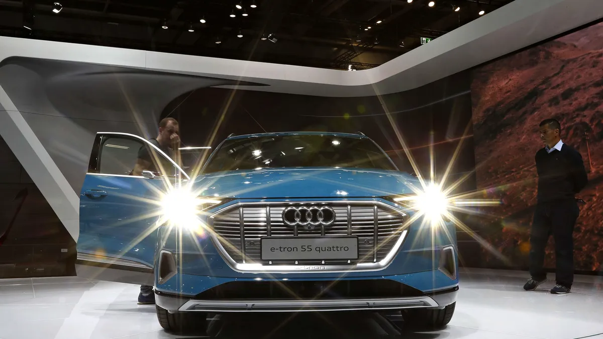 Audin uusi sähköinen katumaasturi e-tron kulkee yhdellä latauksella lähes 420 kilometriä. Auton erikoisuus on sivupeilien
                              korvaaminen kamerakuvalla.