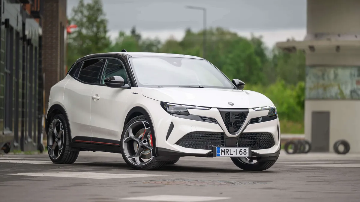 Alfa Romeo Veloce paljastuu koeajolla ajajan autoksi – ”Yksi nautittavimmista etuvetoisista sähköautoista”
