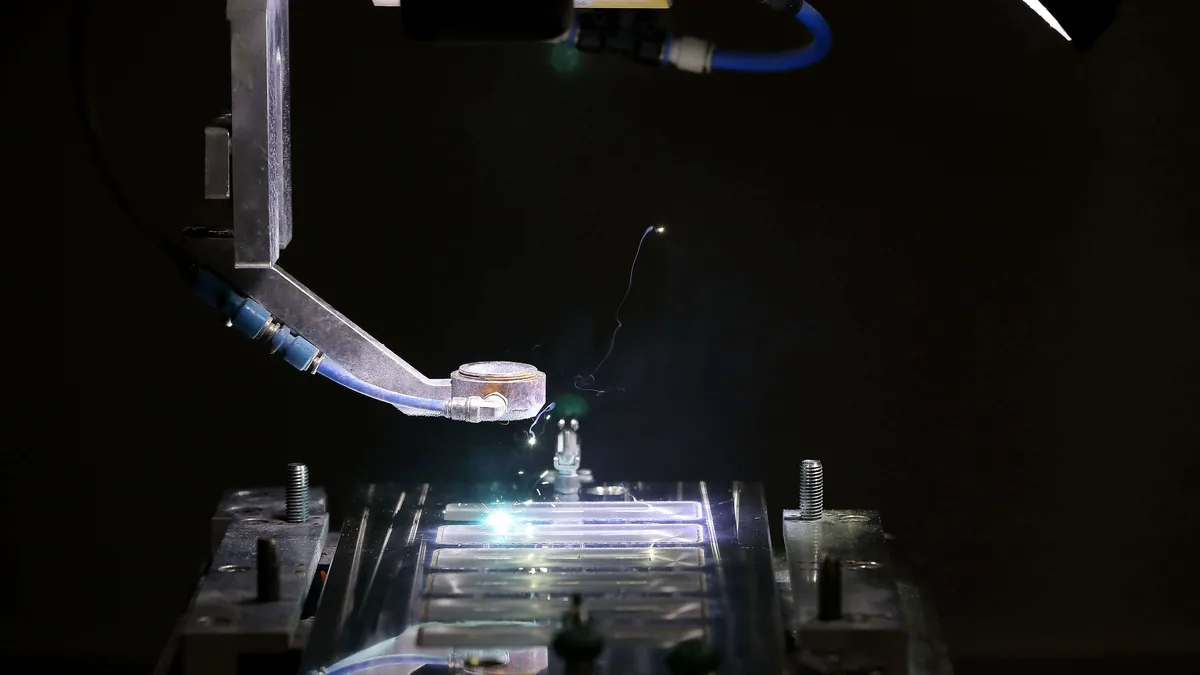 Lineaarinen tarkkuushitsausrobotti hitsaa alumiinisten nestejäähdyttimien kansia.