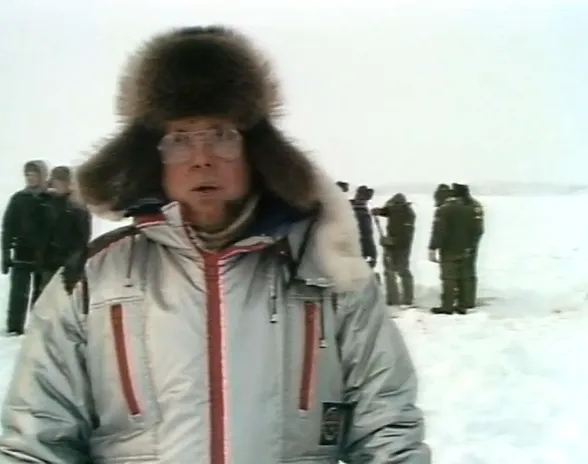 Ylen Pekka Sjögren raportoi ohjusavannolta hopeahaalarissa tammikuussa 1985.
