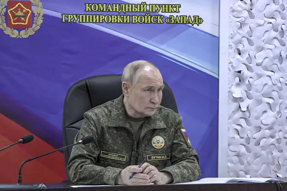 Vladimir Putin esiintyi sotilasasussa ja kertoi, että Venäjän päämääränä on sen tavoitteiden ehdoton saavuttaminen Ukrainassa.