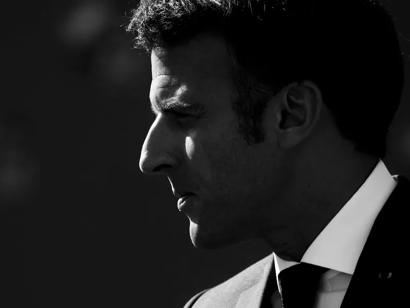 Uberin saapuminen Ranskaan johti taksikuskien mellakoihin ja jakoi silloisen presidentti François Hollanden hallitusta. Uberin tukijaksi paljastuu Uber Files -tietovuodon myötä nykyinen presidentti, silloinen elinkeinoministeri Emmanuel Macron.
