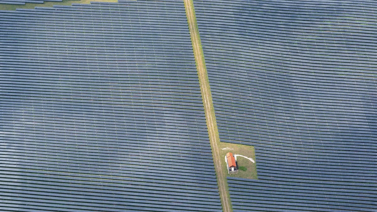 Maatalo ison aurinkovoimalan keskellä Baijerissa Saksassa.