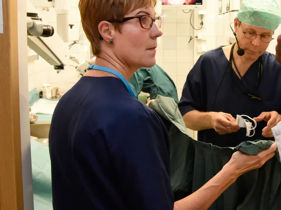 Kuinka instrumentit ojennetaan kirurgille? Mikrokirurgiakeskuksen ovet  avautuvat sairaanhoitajaopiskelijoille | Mediuutiset