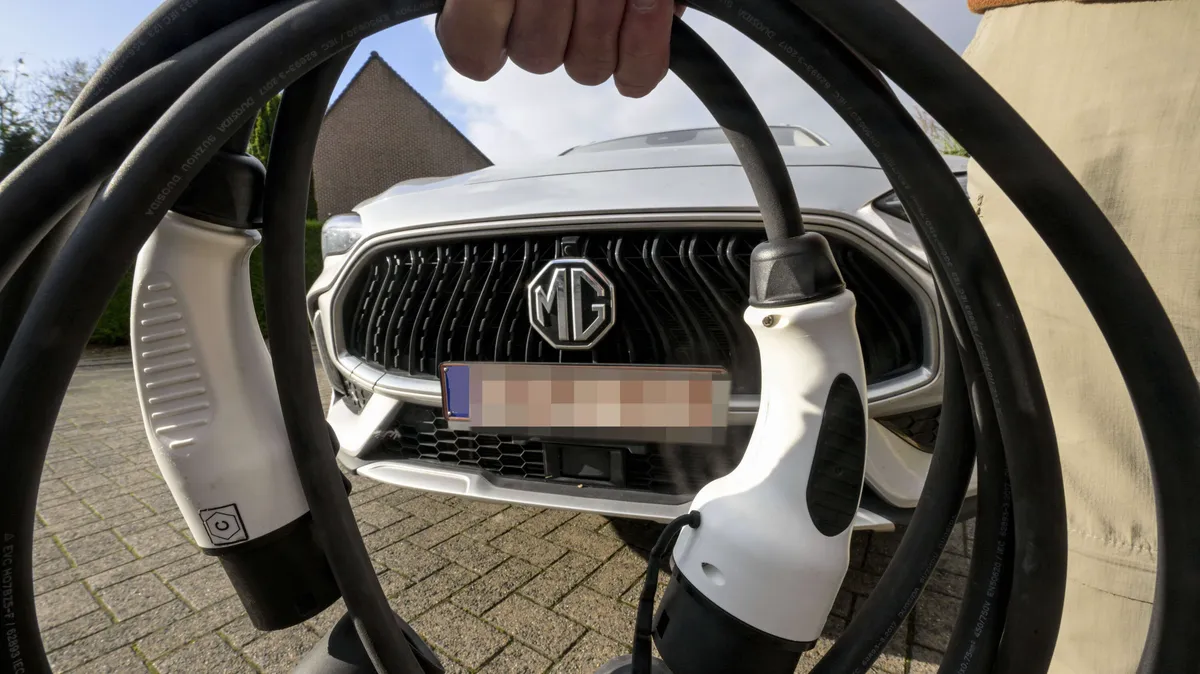 EU neuvottelee Kiinan kanssa hybridiautojen tuonnin rajoittamisesta