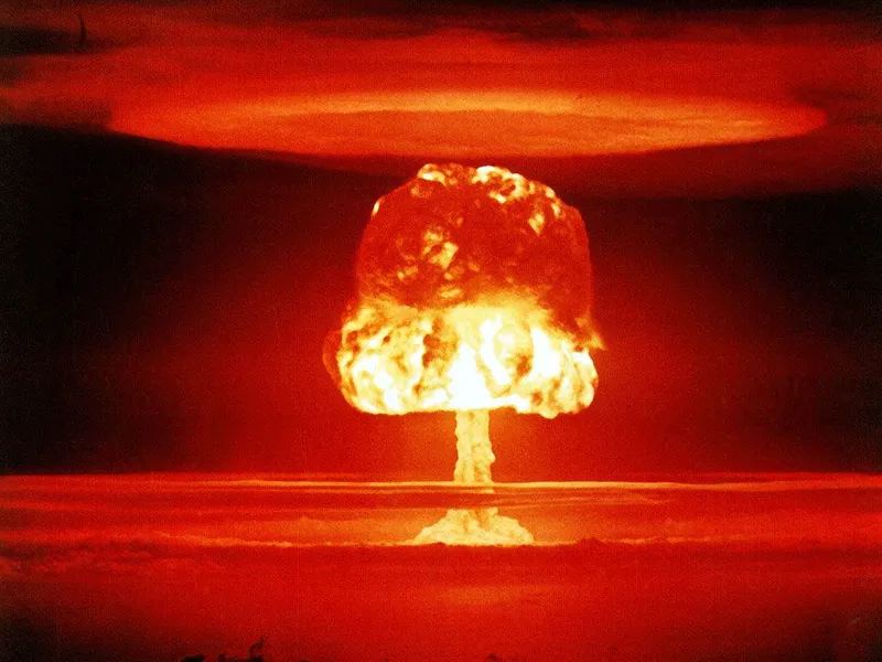 USA:n Castle Romeo -ydinkoe maaliskuulta 1954 oli räjähdysenergialtaan 11 megatonnia tnt:tä. Nykyaikaiset strategiset ydinaseet ovat pääasiassa pienempiä, luokkaa 0,1–1 megatonnia.