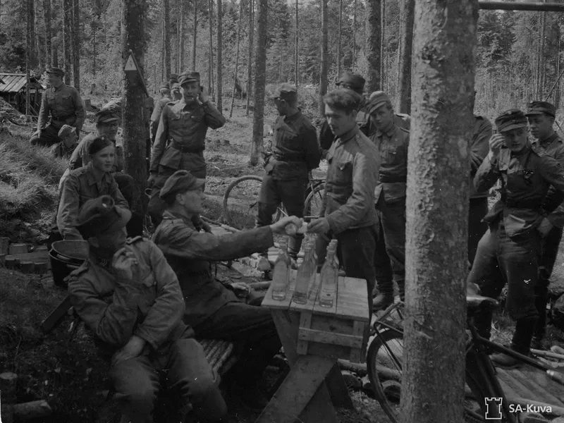 Aihekuva: Tämä kuva ei liity tapaukseen. Sotilaille jaetaan viina-annoksia luvan kanssa Syvärillä kesäkuussa 1943.