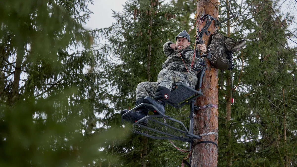 Jussi Mäntylä saattaa odotella saalista puussa jopa parikymmentä tuntia.