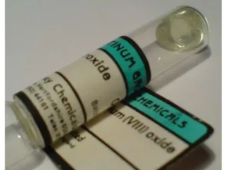 Osmiumtetroksidi toimitetaan suljetuissa ampulleissa. Kuvassa yksi gramma. Aine on puhtaana läpinäkyvää, mutta epäpuhtaudet värjäävät sen haalean keltaiseksi.