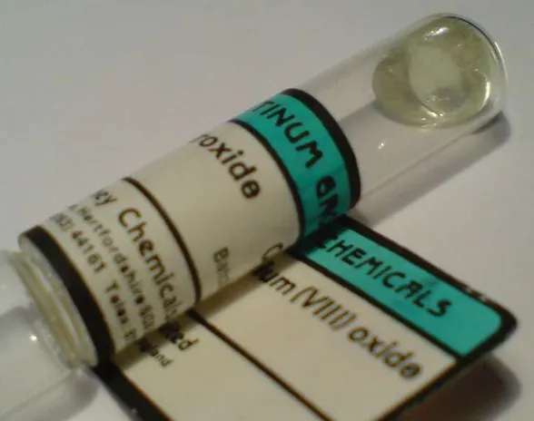 Osmiumtetroksidi toimitetaan suljetuissa ampulleissa. Kuvassa yksi gramma. Aine on puhtaana läpinäkyvää, mutta epäpuhtaudet värjäävät sen haalean keltaiseksi.