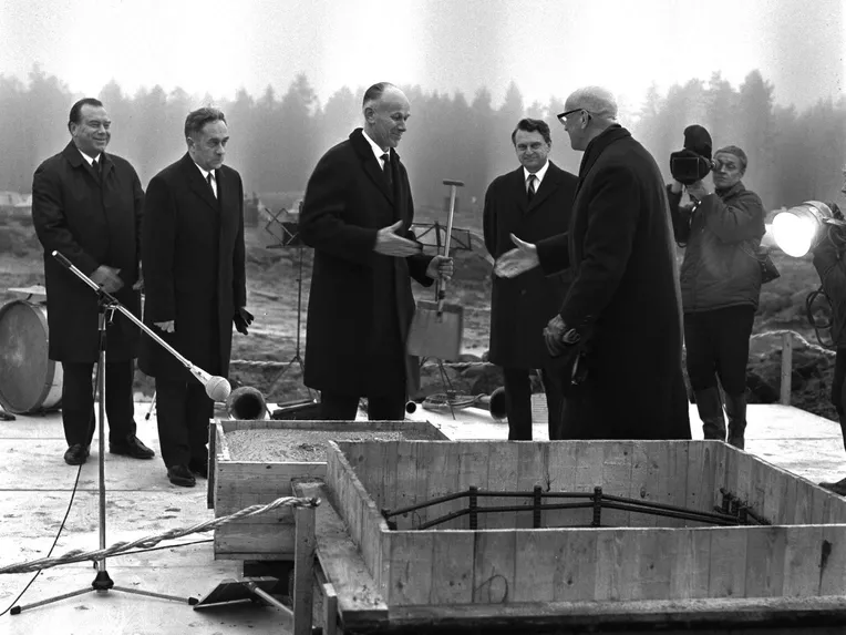 Tasavallan presidentti Urho Kekkonen roiskaisi ensimmäisen lapiollisen betonia tehtaan peruskivelle sumuisena marraskuun päivänä 1968.