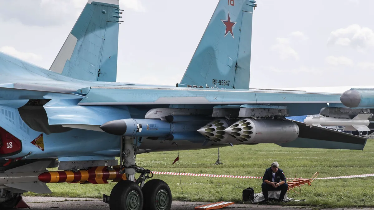 Suhoi Su-34 -hävittäjäpommittaja/rynnäkkökoneen aseistusta (ja taustalla lentäjä tauolla) MAKS-lentonäytöksessä vuonna 2017.