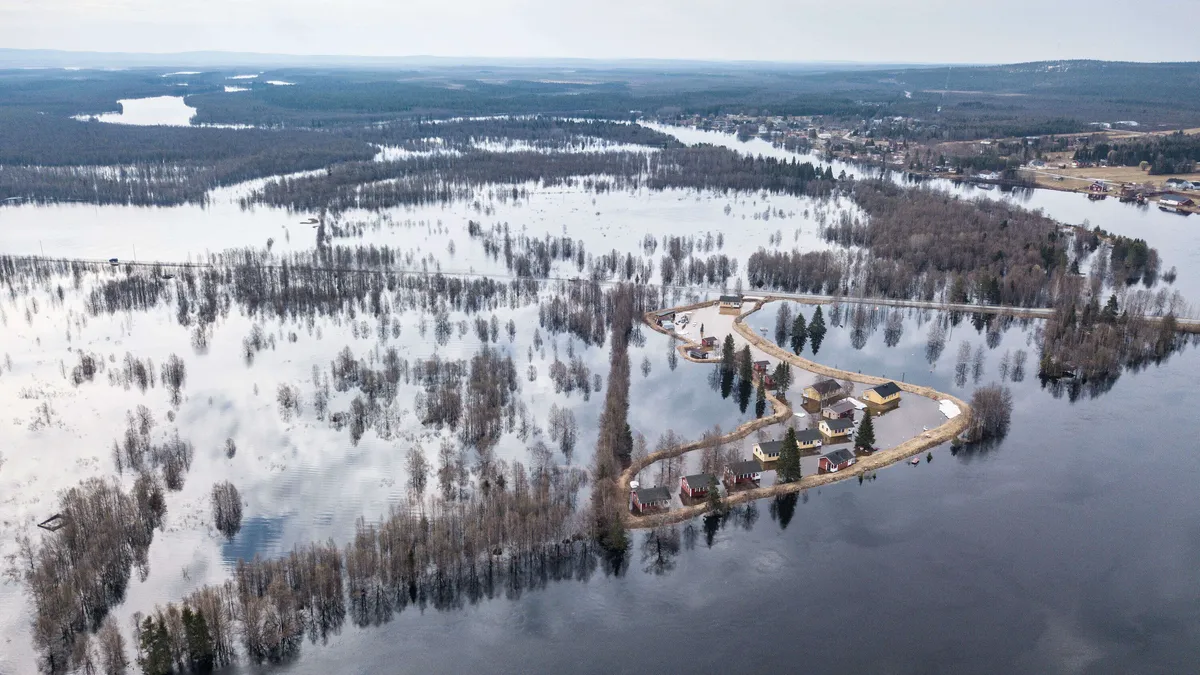 Suomalaisten kodit ja mökit ovat vaaravyöhykkeellä, kun tulvariskit kasvavat paikoin ilmastonmuutoksen seurauksena. Kuva näyttää, miten Kittilässä tulvi keväällä 2018.
