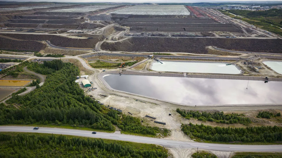 ­Talvivaaran Kaivososakeyhtiö investoi ­aikanaan miljardin Talvivaaran kaivoksen ­infraan. Kaivos on ollut kahdeksan vuotta Terrafamen omistuksessa ja yhtiö investoi vuoden 2018 jälkeen vielä toisen miljardin mineraalien jalostusmahdollisuuksiin.