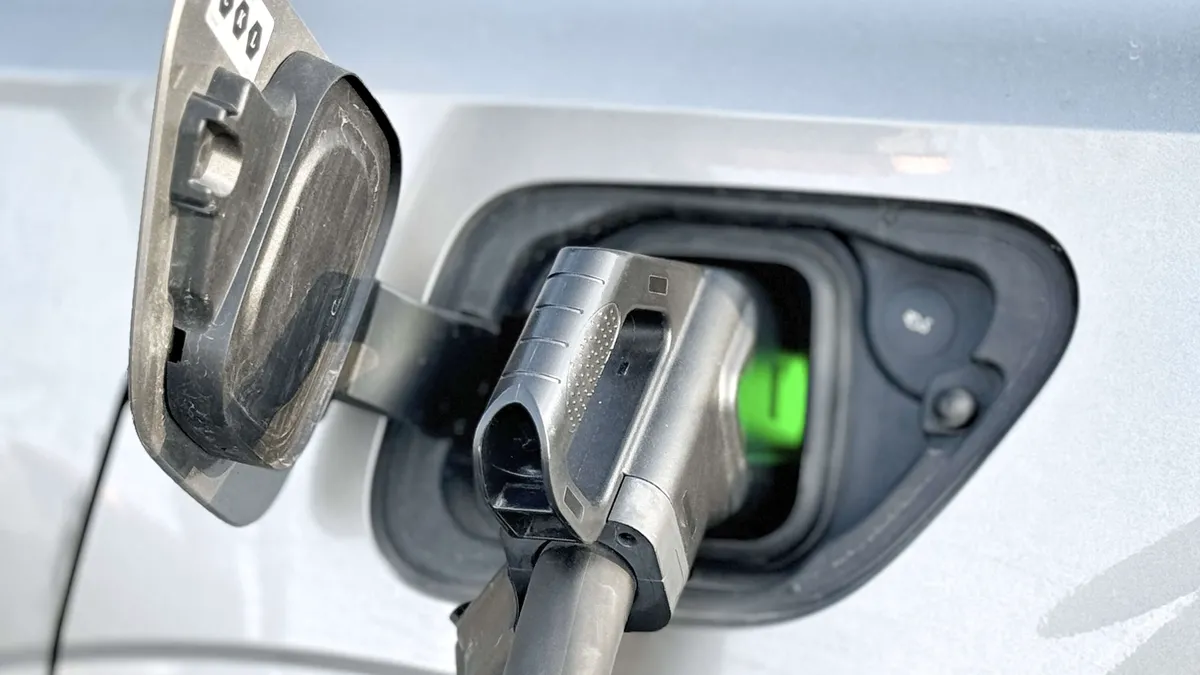 Autojätti valjasti tekoälyn vahtimaan sähköauton supertehokasta ajoakkua
