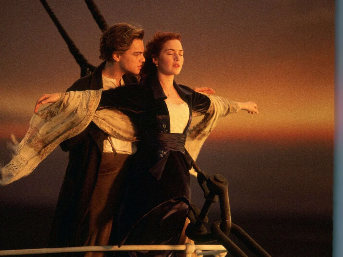 Juhlavuottaan viettävän Titanic-elokuvan ikonisimmassa kuvassa keskeisessä  roolissa on simppeli klassikkokoru | Kauppalehti