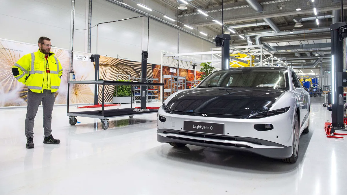 Lightyear 0:n valmistus alkoi viime vuoden lopulla, mutta autoja valmistetaan vain 946 kappaletta. Aurinkopaneeleilla tapetoidun auton hinta on noin 250 000 euroa. Tuotantolinjaa esittelee Launch Manager Juha Saari.