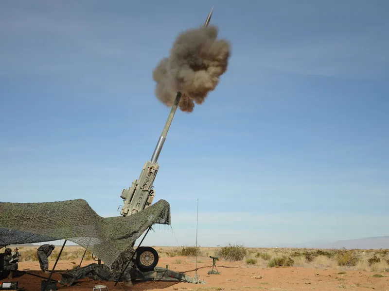 Excalibur on elementissään yhdysvaltalaisten M777-haupitsin putkessa. Kuva Yhdysvaltain jalkaväen tykistöharjoituksista Kaliforniassa.
