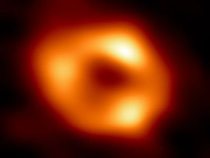 Kuvassa on Linnunradan supermassiivinen musta aukko, joka kuvattiin vuonna 2022 Event Horizon Telescope -hankkeessa.